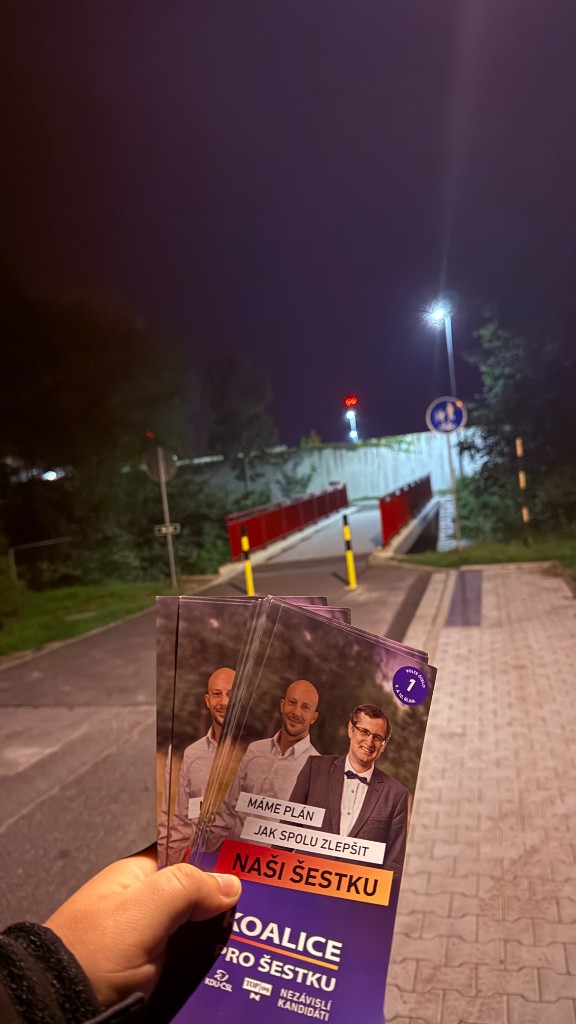 Letáky Koalice pro Šestku při večerní roznášce